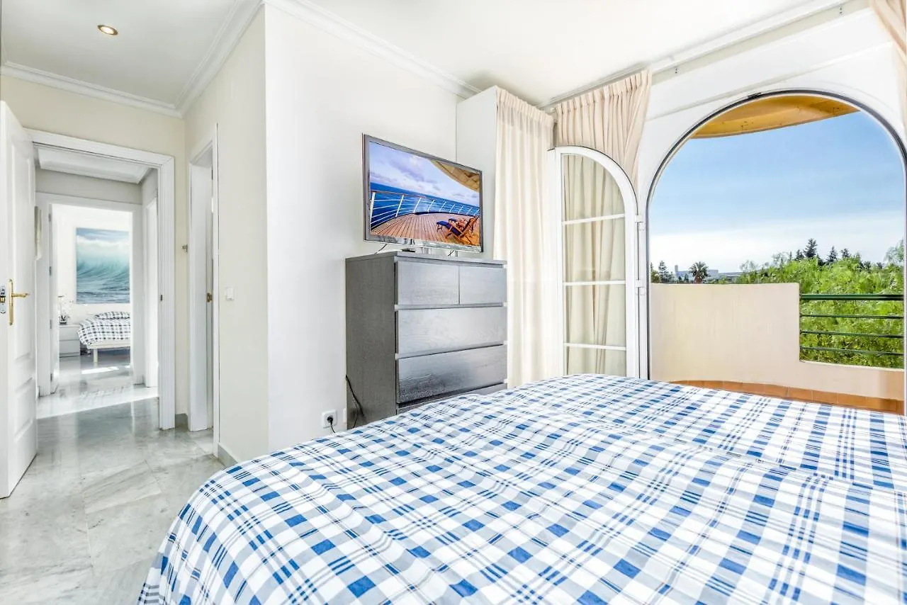 Holiday Apartment In Senorio De Aloha With Sea Views Марбелья