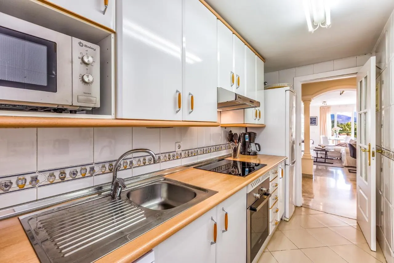 Holiday Apartment In Senorio De Aloha With Sea Views Марбелья