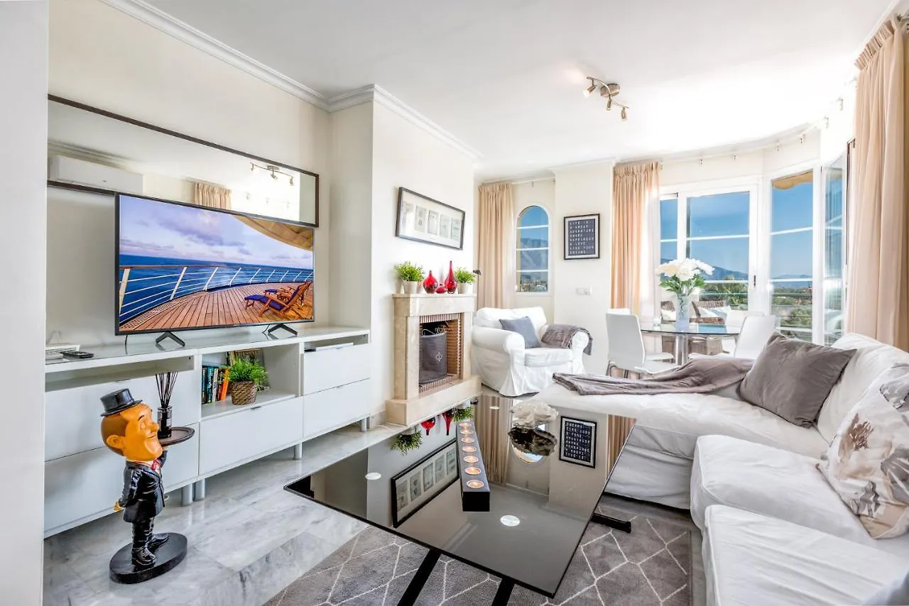 Holiday Apartment In Senorio De Aloha With Sea Views Marbella